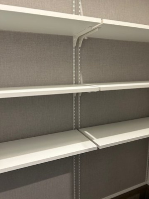 【収納】 | 星和台６丁目　新築戸建 | シューズクロークは可動式の棚になっているので便利にお使い頂けます。