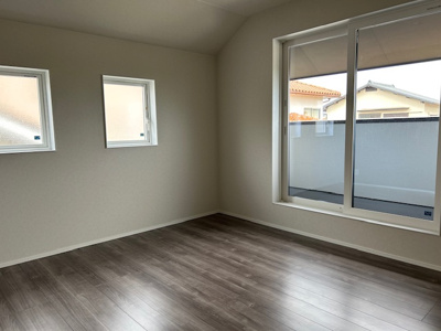 【洋室】 | 星和台６丁目　新築戸建 | 洋室約7.7帖　2階のお部屋は全室バルコニーに面しています。