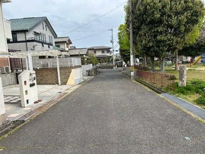 【前面道路含む現地写真】 | 星和台６丁目　新築戸建 | 前面道路との高低差はございませんので駐車も楽々です。