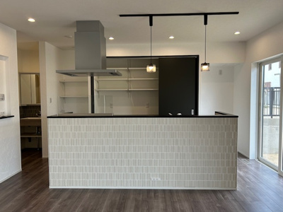 【居間・リビング】 | 星和台６丁目　新築戸建 | 職人さんの手作りで温かみのあるタイル張りのキッチンです。