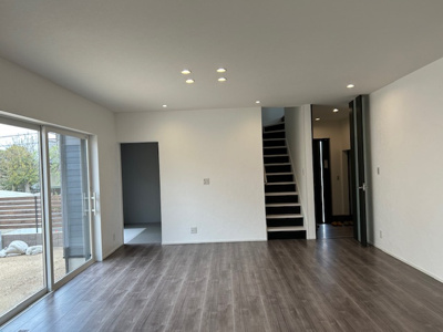 【居間・リビング】 | 星和台６丁目　新築戸建 | LDK約22.5帖とゆったりしております。リビングイン階段でご家族のコミュニケーションもとれます。