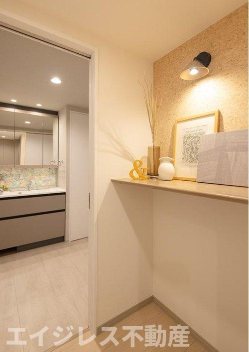 プライマリーナ山下公園グレーシアタワーのその他|洗面室前の廊下には上質なカウンタースペースをご用意。ちょっとした作業やディスプレイにも最適で、暮らしにさりげない便利さと美しさを添えます。