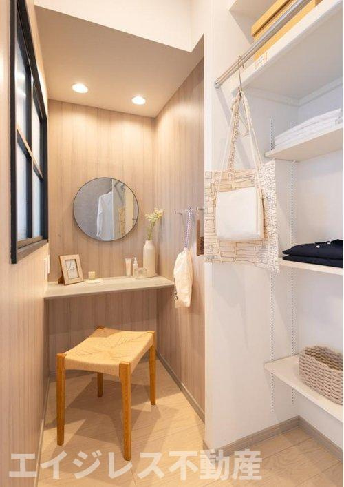 プライマリーナ山下公園グレーシアタワーのその他|ウォークインクローゼット内には、落ち着いた書斎スペースを設置。収納と作業空間を兼ね備えた、洗練されたプライベートエリアです。