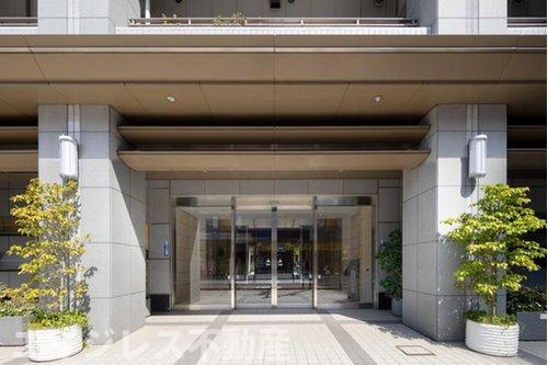 プライマリーナ山下公園グレーシアタワーのエントランス|プライマリーナ山下公園グレーシアタワーの外観は、タワーマンションでありながら所々のバルコニーがブルーとオレンジに塗り分けられているのが特徴的です。