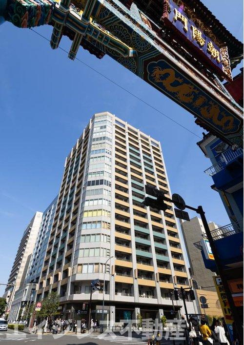 プライマリーナ山下公園グレーシアタワーの外観|プライマリーナ山下公園グレーシアタワーは2002年に竣工したマンションです。フロントサービスが有り、オートロックやモニター付きインターホン、宅配BOX、駐車・駐輪場、敷地内ゴミ置き場が設置されています