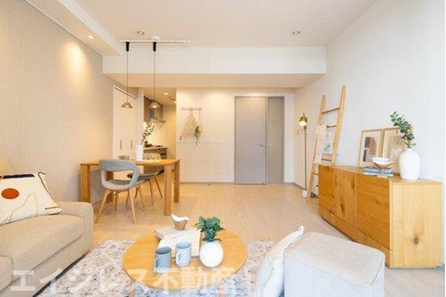 プライマリーナ山下公園グレーシアタワーの居間・リビング|16.8帖の広々LDKは開放感たっぷりで、家族や来客との時間をゆったり楽しめます。便利な物入もあり、すっきりとした暮らしを実現します。