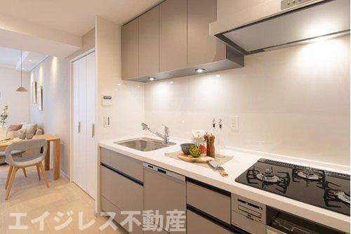 プライマリーナ山下公園グレーシアタワーのキッチン|食洗機・浄水器・ディスポーザー付きの高機能システムキッチン。家事を効率化し、毎日の料理がもっと快適で衛生的に楽しめます。