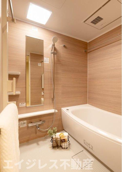 プライマリーナ山下公園グレーシアタワーの浴室|清潔感と上質な寛ぎを演出する洗練された空間。明るく開放的な雰囲気の中、心地よいバスタイムをお楽しみいただけます。シンプルでありながらも、気品漂う癒しのひとときを提供します。