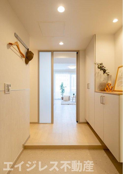 プライマリーナ山下公園グレーシアタワーの玄関|清潔感溢れる玄関がお出迎えする本邸宅の物語は、ここから始まる日常を期待させます。この場所には「希望」と「優越」で包み込んでくれる「特別」な空間があります。