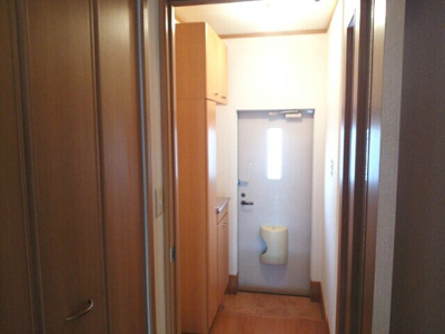 【玄関】 | ラ・カサ・デル・スエーニョⅡ | 収納もある玄関です