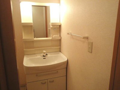 【洗面所】 | ラ・カサ・デル・スエーニョⅡ | 明るい洗面所です