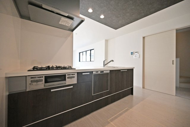 テラシエ上大市5丁目新築一戸建て│4LDK+駐車1台可のキッチン|1階キッチン奥側から撮影した写真です。浄水器一体型水栓、フラット整流板、食器洗い乾燥機などの充実した設備内容です。