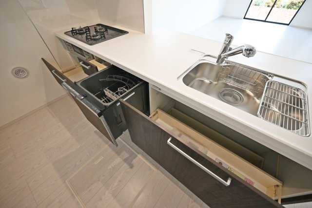 テラシエ上大市5丁目新築一戸建て│4LDK+駐車1台可のキッチン|キッチン天板下いっぱいに収納庫を設けてあります。シンクした収納庫にはナイフホルダーも標準搭載。食器洗い乾燥機や浄水器一体型水栓も標準仕様のユニットが導入されています。