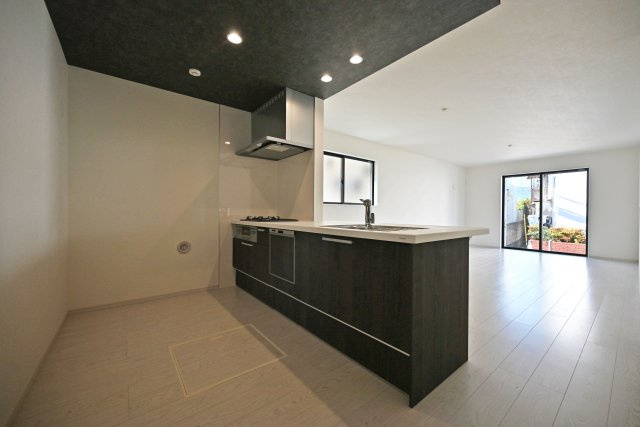 テラシエ上大市5丁目新築一戸建て│4LDK+駐車1台可のキッチン|1階LDKをキッチン越しに撮影した現地内観写真です。 広くて使いやすいキッチンは折り下げ天井を採用しており、 オシャレな空間に仕上がりました。