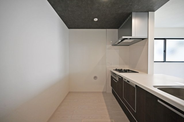 テラシエ上大市5丁目新築一戸建て│4LDK+駐車1台可のキッチン|対面式キッチンは、小さなお子様のいるご家族もリビングの様子を見守りながらお料理出来て安心◎収納もたっぷりあるので、いつもすっきりと清潔な印象を保てます。