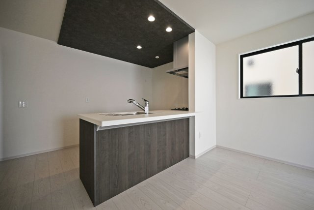 テラシエ上大市5丁目新築一戸建て│4LDK+駐車1台可のキッチン|キッチンは折り下げ天井やダウンライトなどデザイン性の高い設計に終始しています。