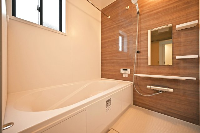 テラシエ上大市5丁目新築一戸建て│4LDK+駐車1台可の浴室|1階浴室の内観写真です。浴室暖房乾燥機付きの1616サイズ、Housetec製のユニットバスを導入しました。