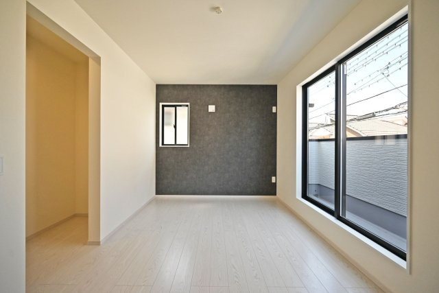 テラシエ上大市5丁目新築一戸建て│4LDK+駐車1台可の洋室|主寝室にはアクセントクロスを配置し、採光も十分に考えた設計をしています。 アクセントクロスはそんなときの「発想」を手助けします。