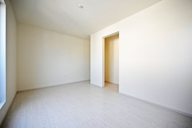 テラシエ上大市5丁目新築一戸建て│4LDK+駐車1台可の収納|主寝室にはダウンライト付きのWICLを備えており、夫婦のプライベート用品をすっきり収納することが出来ます。