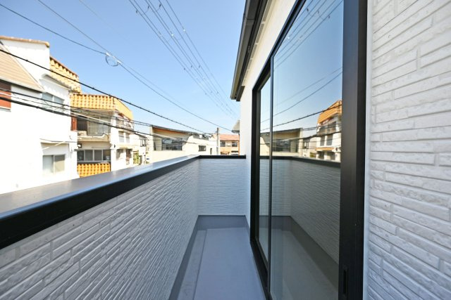 テラシエ上大市5丁目新築一戸建て│4LDK+駐車1台可のバルコニー|2階バルコニーには奥行きがあってたくさんの洗濯物を干すことができ、陽光がたっぷりと室内に行き届きます。