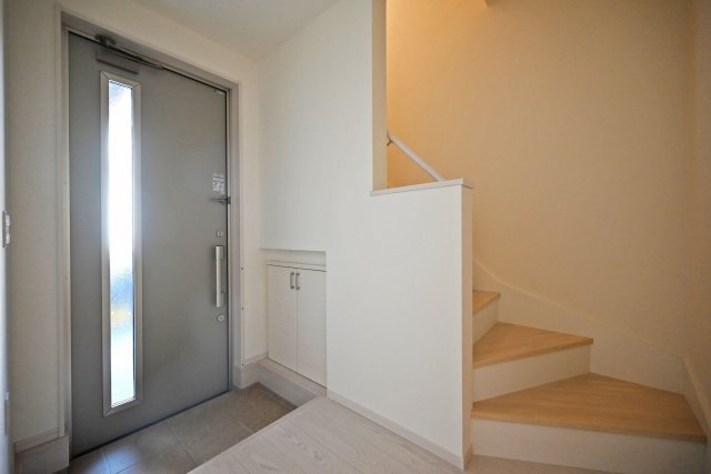 テラシエ上大市5丁目新築一戸建て│4LDK+駐車1台可の玄関|1階玄関をホール側から撮影した内観写真です。