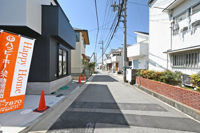 テラシエ上大市5丁目新築一戸建て│4LDK+駐車1台可の前面道路含む現地写真|前面道路幅は北西側に約5.1ｍです。