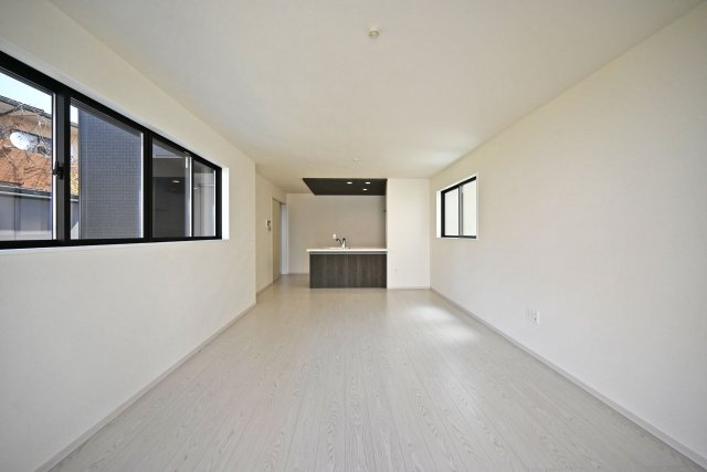 テラシエ上大市5丁目新築一戸建て│4LDK+駐車1台可の居間・リビング|LDKは18帖超でダイニングテーブルやソファーを設置しても十分な広さとなっております！ 折り下げ天井が採用されたLDKがとても華やかな空間となっております。