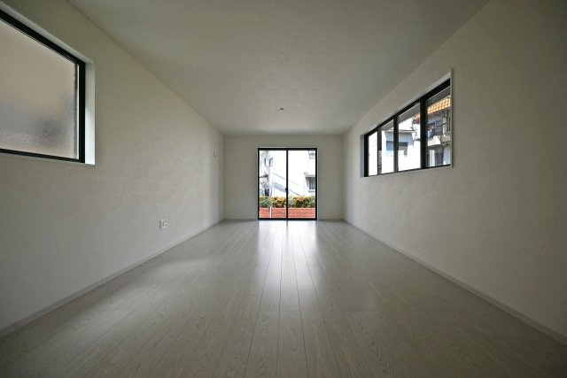 テラシエ上大市5丁目新築一戸建て│4LDK+駐車1台可|1階LDKをキッチン前から正面に撮影した内観写真です
奥行きがある縦長リビングなので、収納や家具の配置、インテリアコーディネートがしやすいです。