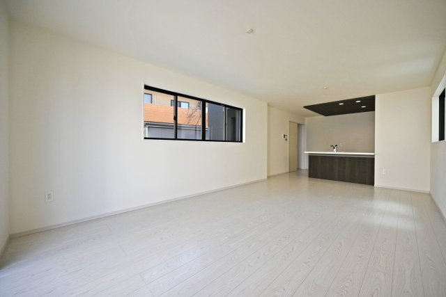 テラシエ上大市5丁目新築一戸建て│4LDK+駐車1台可の居間・リビング|キッチンは対面式ながらカウンタータイプの為手元を隠しながら調理とコミュニケーションの両立が可能。実用性と意匠性を兼ね備えたLDKに仕上がりました。