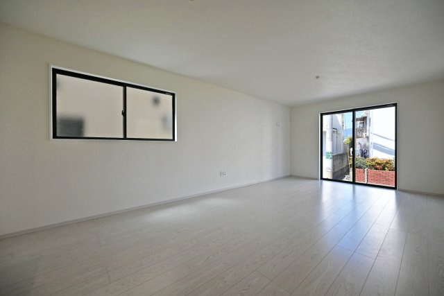 テラシエ上大市5丁目新築一戸建て│4LDK+駐車1台可の居間・リビング|ダイニングは「誰かが座っても通行の邪魔にならない」ストレスフリーの広さを確保。キッチンからの配膳効率も良いのが魅力です。