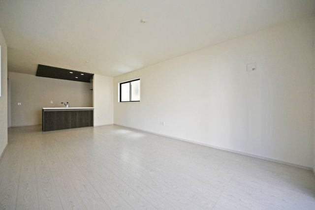 テラシエ上大市5丁目新築一戸建て│4LDK+駐車1台可の居間・リビング|対面式キッチンで家族同士のつながりを感じやすい設計を基調としています。キッチンに折下天井を設けるなどデザイン性を向上させた内観に仕上がりました。