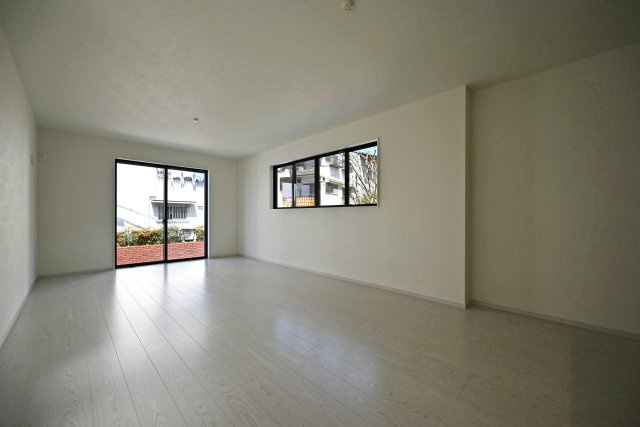 テラシエ上大市5丁目新築一戸建て│4LDK+駐車1台可の居間・リビング|ダイニングから撮影したLDK内観写真です。未就学児も含む4人家族がゆとりをもって過ごすには十分の1棟です。