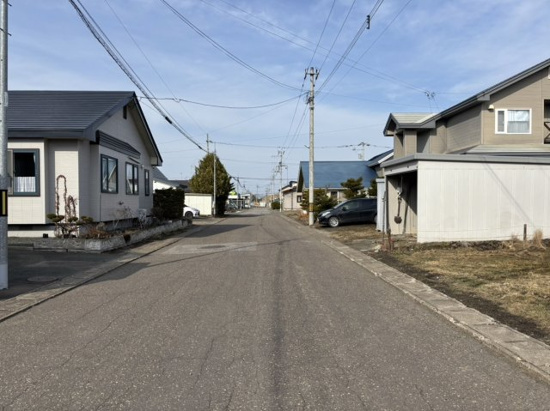 北見市小泉４２４番３０　売地の前面道路含む現地写真