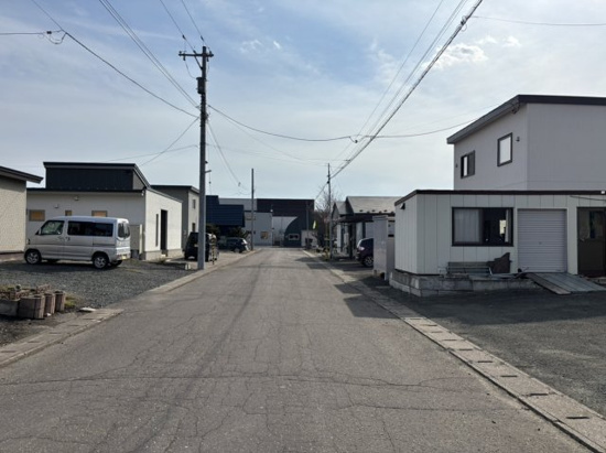 北見市小泉４２４番３０　売地の前面道路含む現地写真