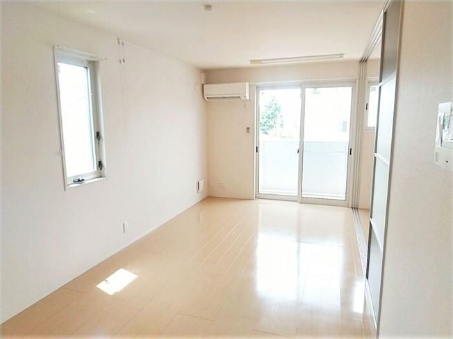 【居間・リビング】 | 全室角部屋　2面採光の明るいお部屋です