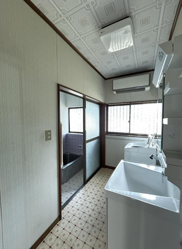 日立市石名坂町1丁目　中古戸建の独立洗面台