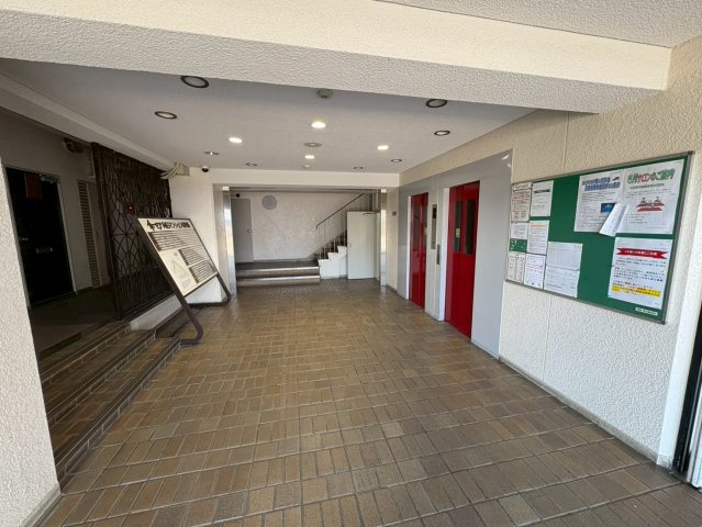 イトーピア向日マンションC棟のエントランス