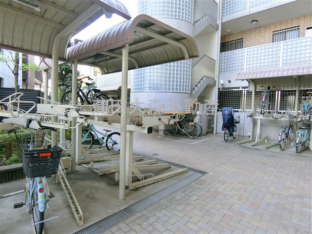 プラムハイツ澤田のその他共用部分|屋根付きラック式の駐輪場　台数制限あります。空き状況等詳細はお問合せください。