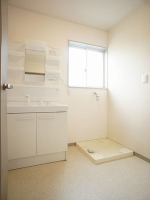 【独立洗面台】 | 飯島コーポ8号棟 | 洗髪洗面化粧台と洗濯機置き場があります♪