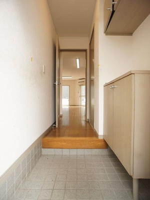 【玄関】 | 飯島コーポ8号棟 | たくさん収納できるシューズボックスが付いています♪