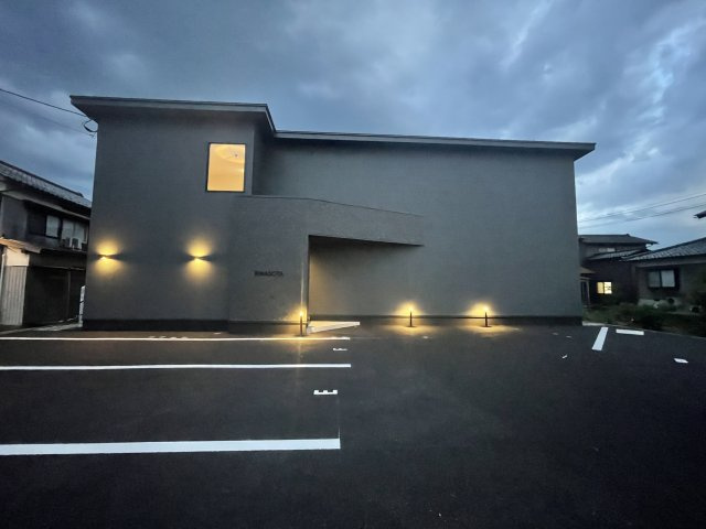 リナシータの駐車場