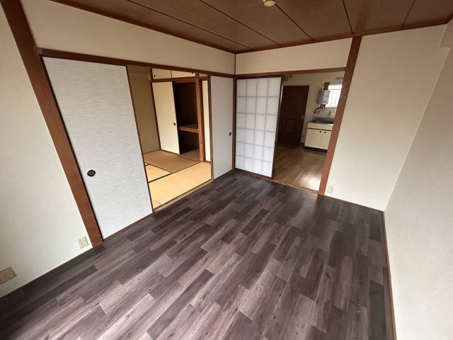 コーポ津川の洋室