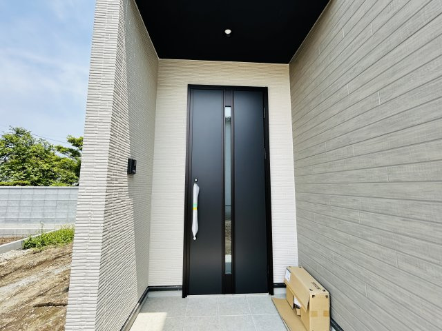 新築　高崎市下之城町15期　4号棟の玄関|現地写真　ポストと一体型のTVモニターホンでセキュリティ安心！
