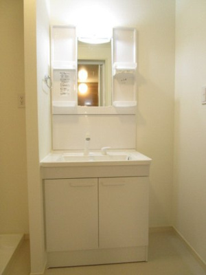 【独立洗面台】 | パークガーデン シャルドン | 便利なシャワー付き洗面台です。