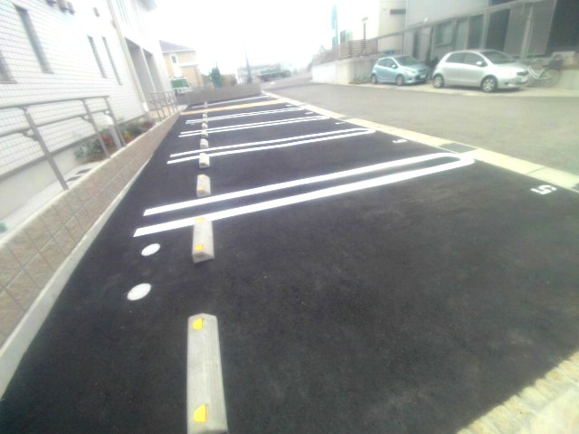 ジュナスの駐車場