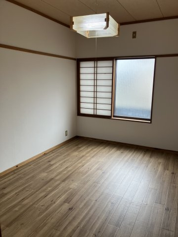 新潟市江南区横越中央２丁目のアパートの洋室
