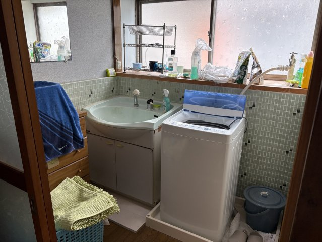 小名浜下神白字猪亦 中古一戸建ての独立洗面台
