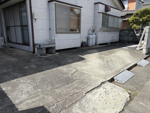 小名浜下神白字猪亦 中古一戸建ての駐車場