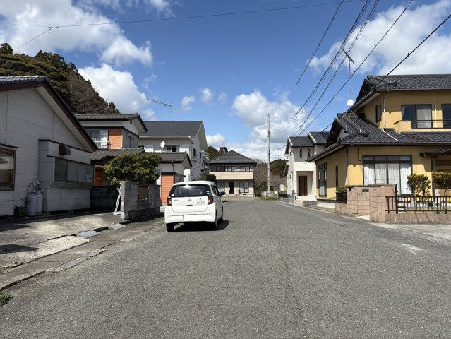 小名浜下神白字猪亦 中古一戸建ての前面道路含む現地写真