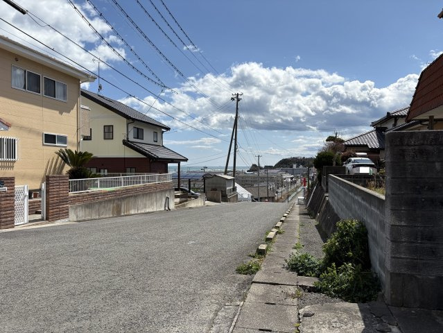 小名浜下神白字猪亦 中古一戸建ての前面道路含む現地写真